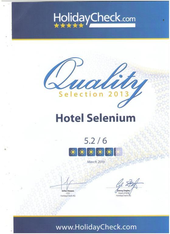 Selenium Hotel Side Exterior photo